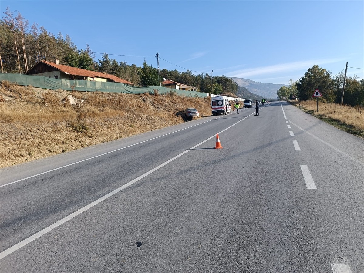 Bolu'da yamaca çarpan otomobildeki kadın hayatını kaybetti, eşi yaralandı.