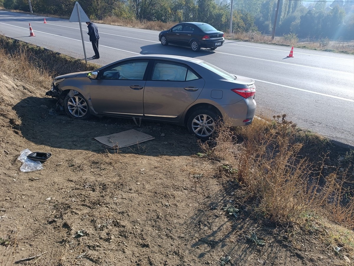 Bolu'da yamaca çarpan otomobildeki kadın hayatını kaybetti, eşi yaralandı.