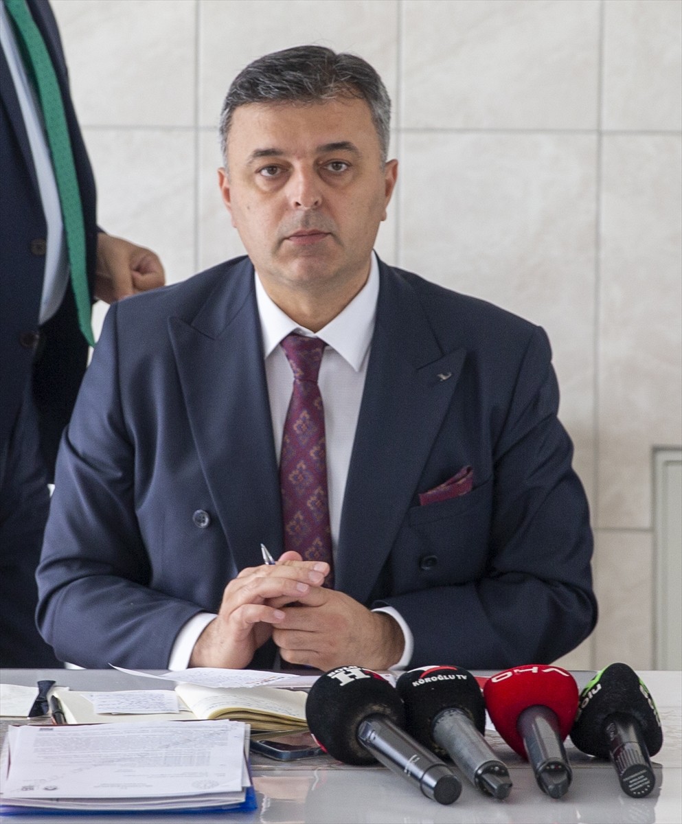 Bolu İl Milli Eğitim Müdürü Fatih Öncü (ortada), İl Milli Eğitim Müdürlüğü'nde düzenlediği basın...