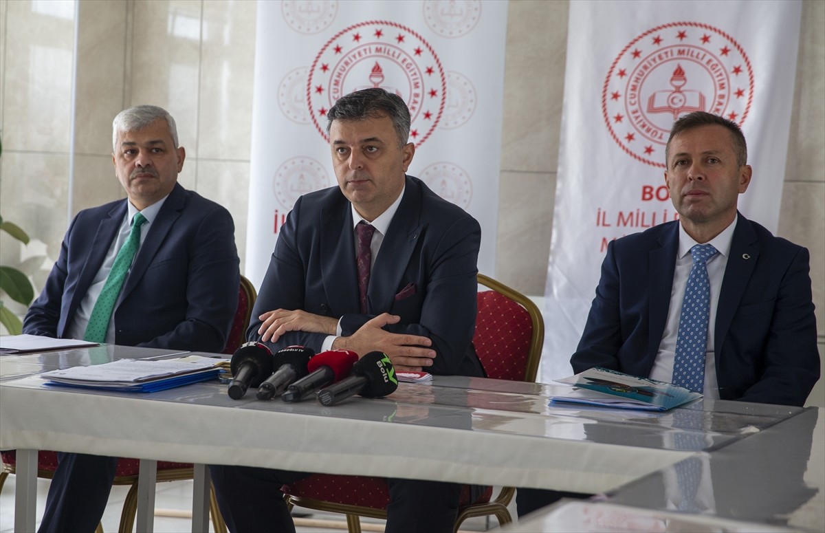 Bolu İl Milli Eğitim Müdürü Fatih Öncü (ortada), İl Milli Eğitim Müdürlüğü'nde düzenlediği basın...