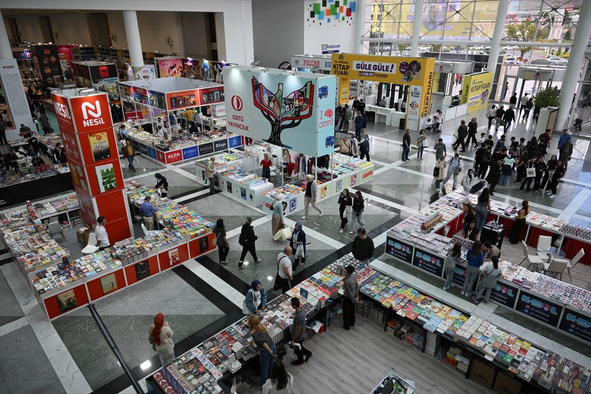Bu yıl 22'incisi düzenlenen Ankara Kitap Fuarı, ATO Congresium'da yapılan törenle ziyaretçilere...