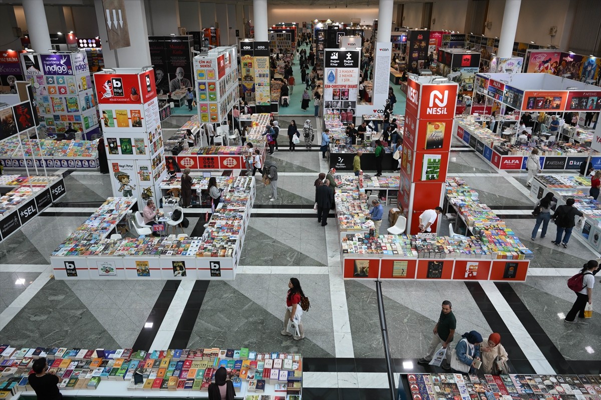 Bu yıl 22'incisi düzenlenen Ankara Kitap Fuarı, ATO Congresium'da yapılan törenle ziyaretçilere...