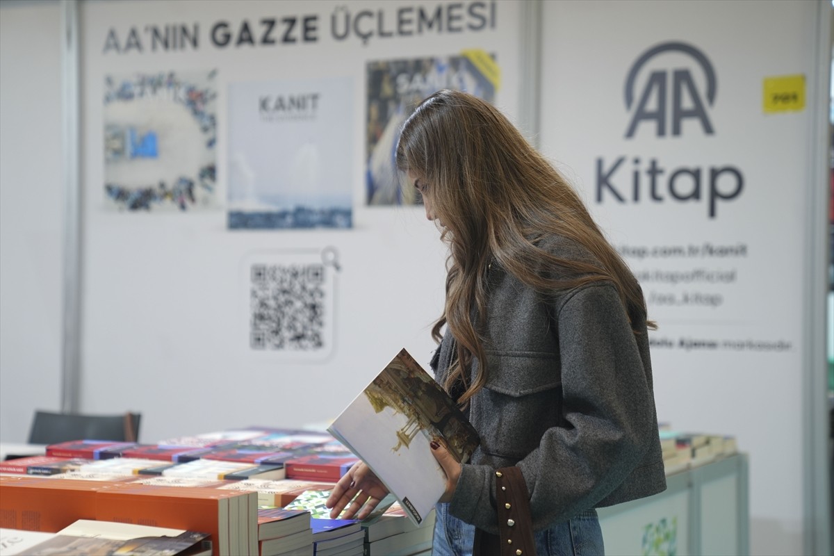 Bu yıl 22'ncisi düzenlenen Ankara Kitap Fuarı'nın üçüncü gününde vatandaşlar fuara yoğun ilgi...