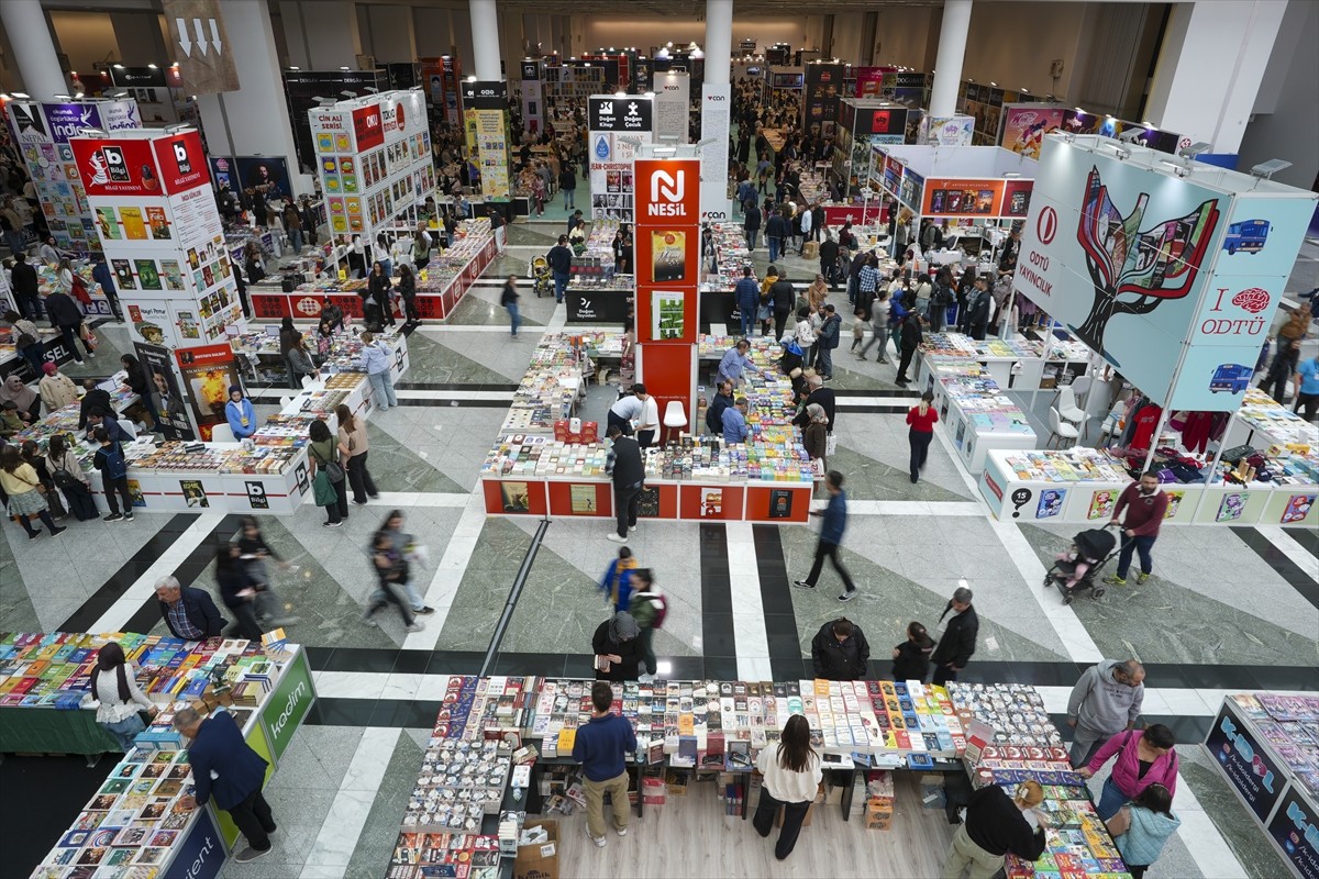 Bu yıl 22'ncisi düzenlenen ve bugün sona erecek Ankara Kitap Fuarı'nda ziyaretçi yoğunluğu...
