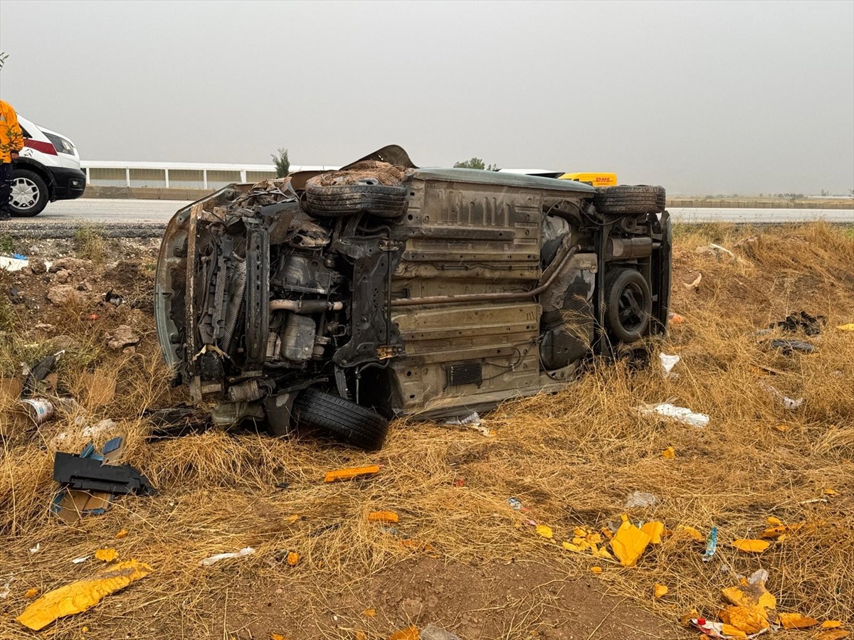 Burdur'un Karamanlı ilçesinde otomobilin şarampole devrilmesi sonucu 5 kişi yaralandı. 