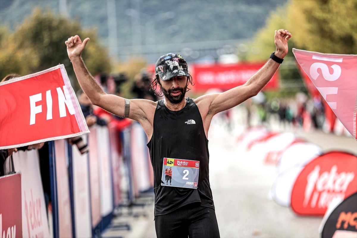 Bursa'da 12'ncisi düzenlenen "Eker I Run Koşusu", 4 bin sporcunun katılımıyla gerçekleştirildi....