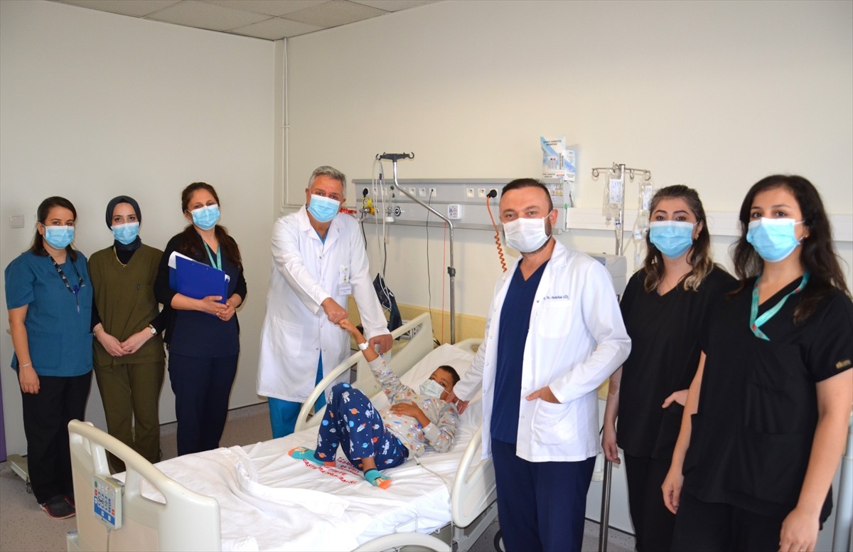 Bursa'da böbrek yetmezliği hastası 13 yaşındaki Ubeydullah Fehmi Toğay, babasından yapılan böbrek...