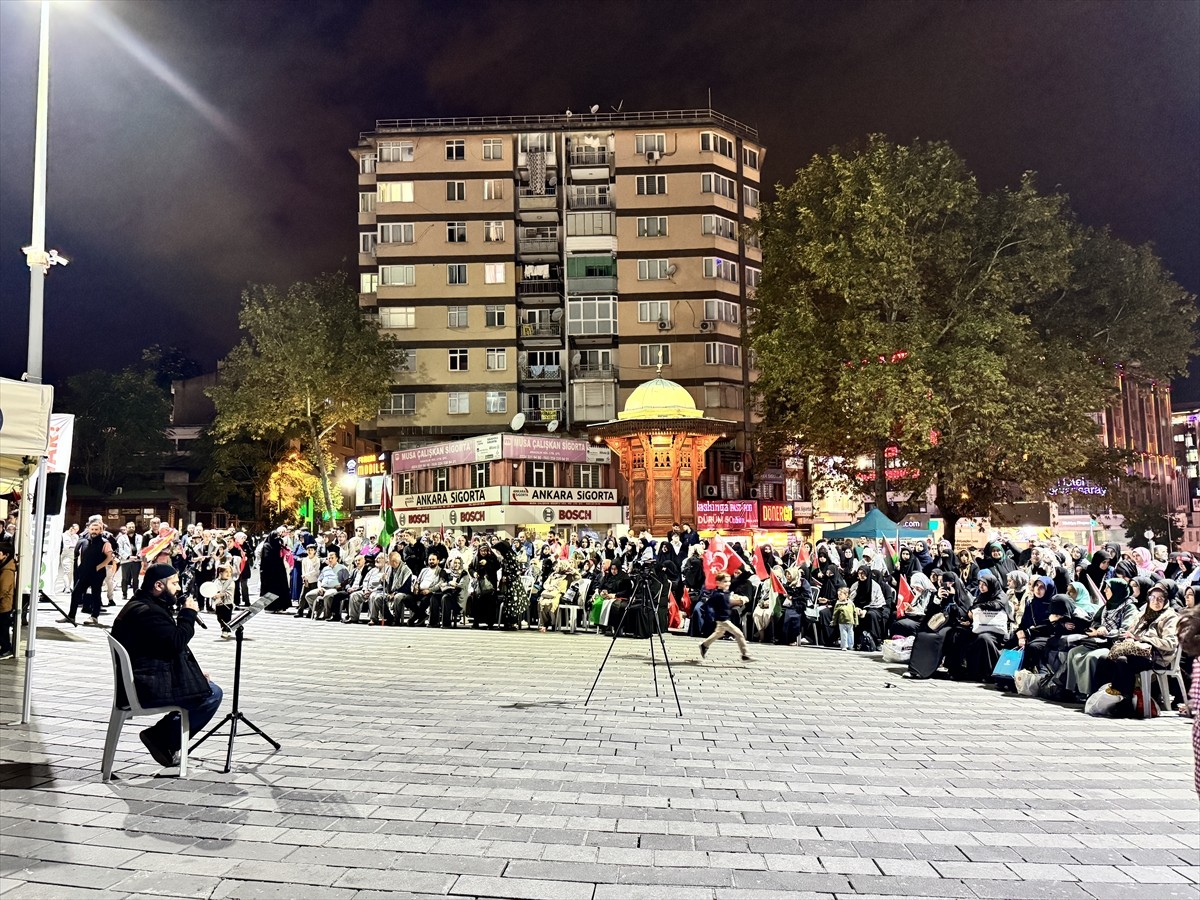 Bursa'da toplanan çok sayıda kişi, İsrail'in saldırdığı Küresel Sumud Filosu'na destek için bir...