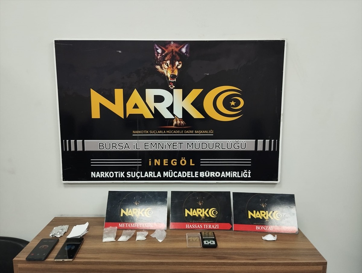 Bursa'nın İnegöl ilçesinde uyuşturucu ele geçirilen araçtaki 2 şüpheli tutuklandı. Ekipler, araçta...