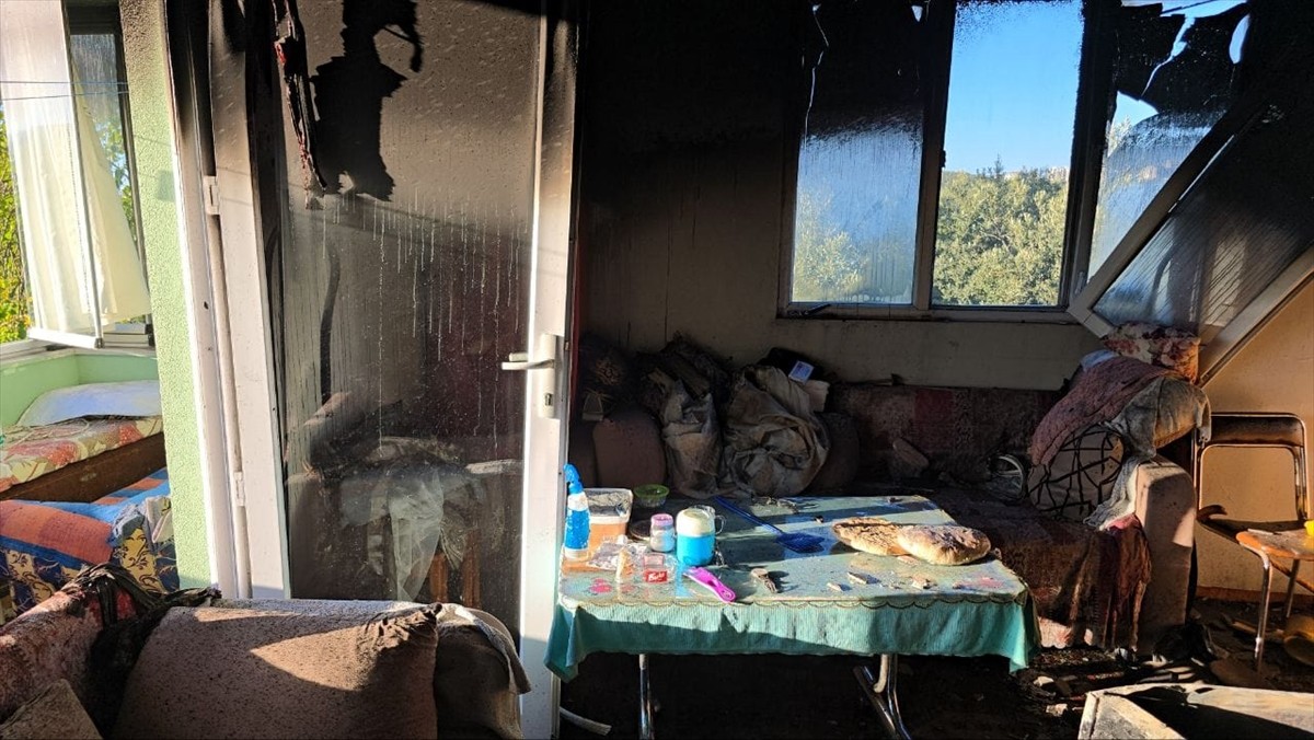 Bursa'nın Mudanya ilçesinde, bir evde çıkan yangında dumandan etkilenen yaşlı çift hastaneye...