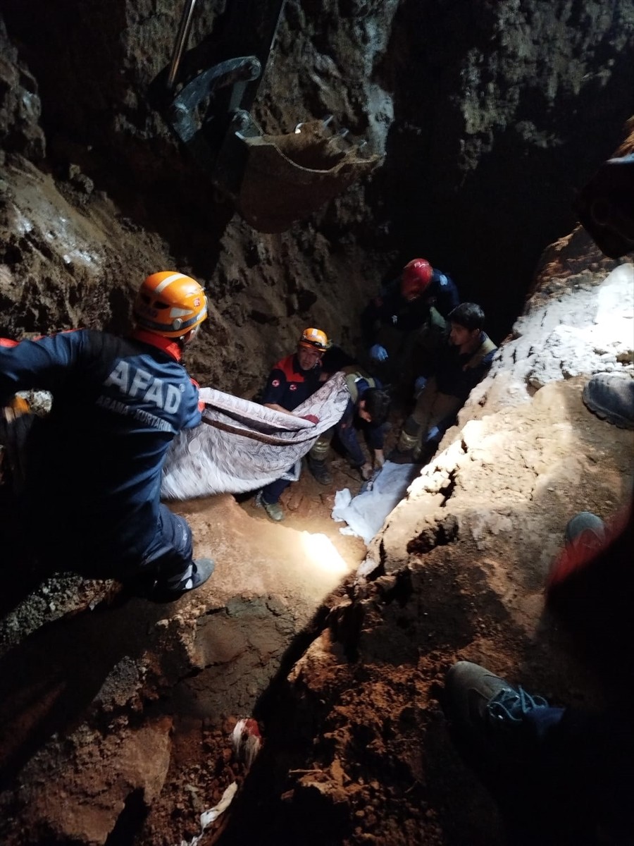 Bursa'nın Mudanya ilçesinde kanalizasyon hattını kepçeyle açtıkları sırada meydana gelen göçükte...