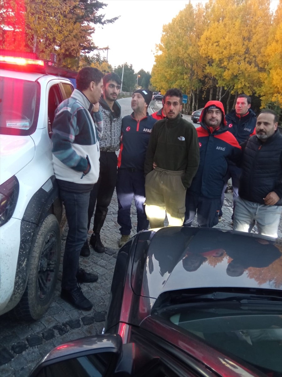 Bursa Uludağ'da ormanda kaybolan 2 kişi ekiplerce bulundu. 