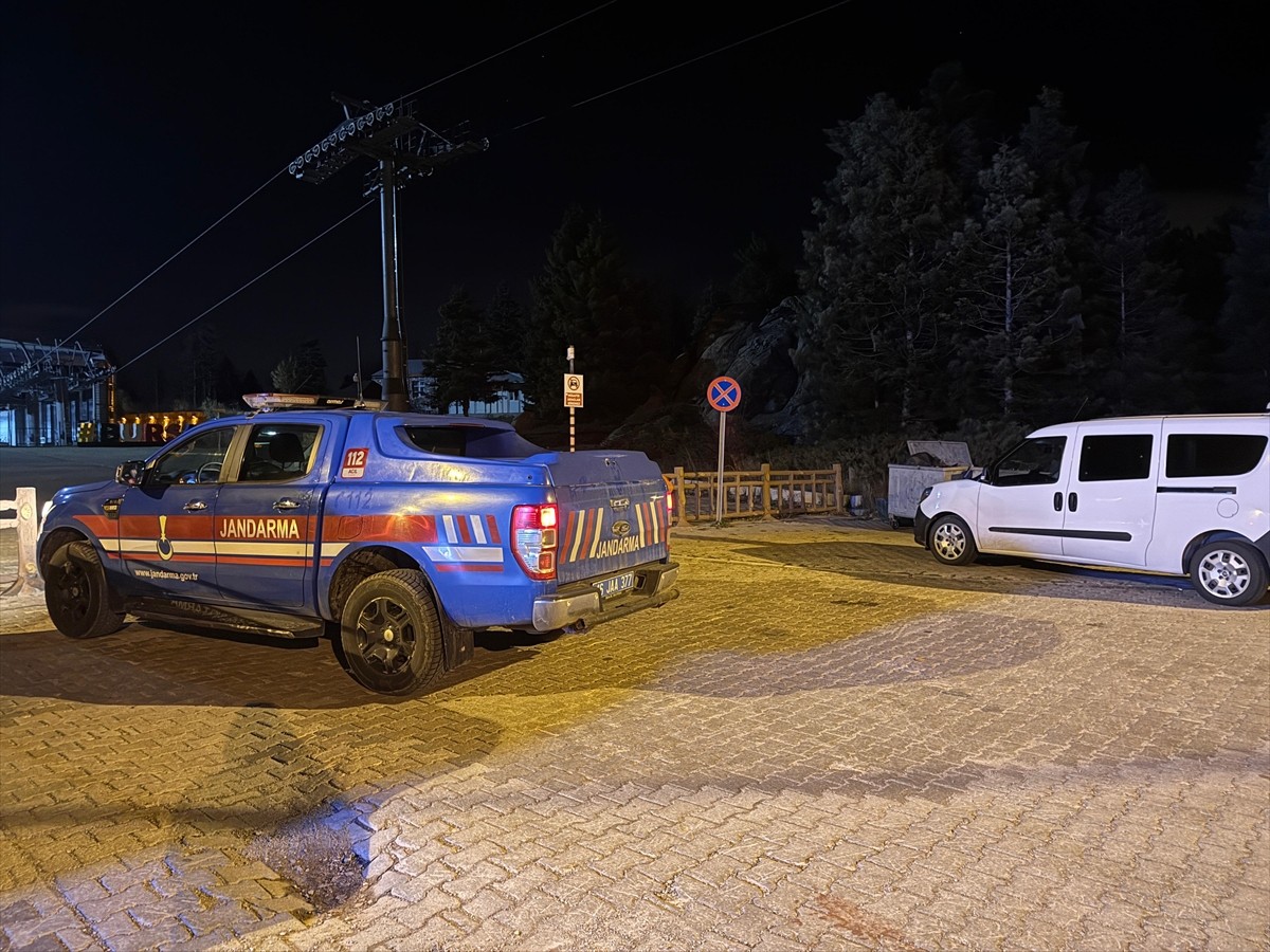 Bursa Uludağ'da ormanda kaybolan 2 kişinin bulunması için arama çalışması başlatıldı.