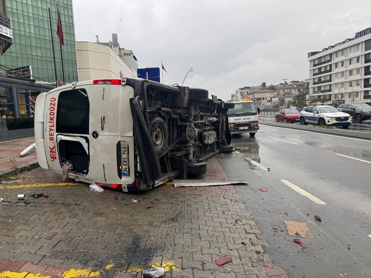 Büyükçekmece'de minibüsün devrilmesi sonucu 2 kişi yaralandı. Yaralılar sağlık ekiplerince...