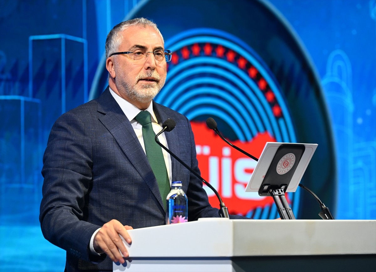 Çalışma ve Sosyal Güvenlik Bakanı Vedat Işıkhan, Petrol Ürünleri İşverenler Sendikasının (PÜİS) JW...