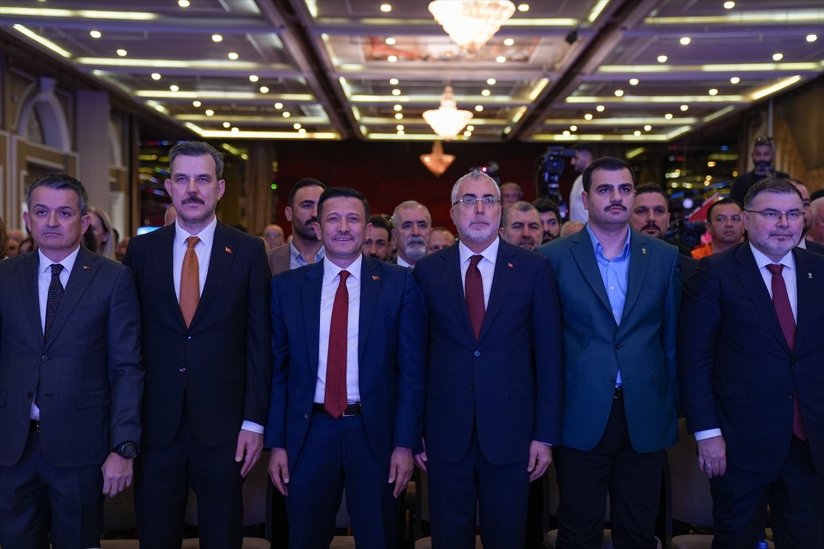 Çalışma ve Sosyal Güvenlik Bakanı Vedat Işıkhan (sağ 3), İzmir'in Narlıdere ilçesindeki bir otelde...