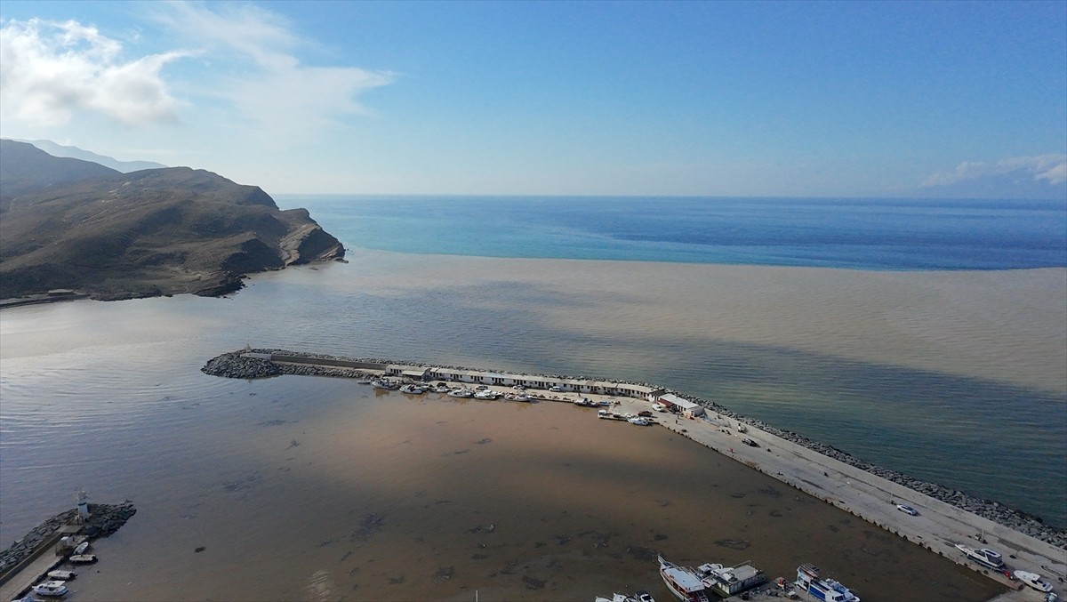 Çanakkale'nin Gökçeada ilçesinde gece yarısı başlayan kuvvetli sağanak nedeniyle oluşan yağmur...