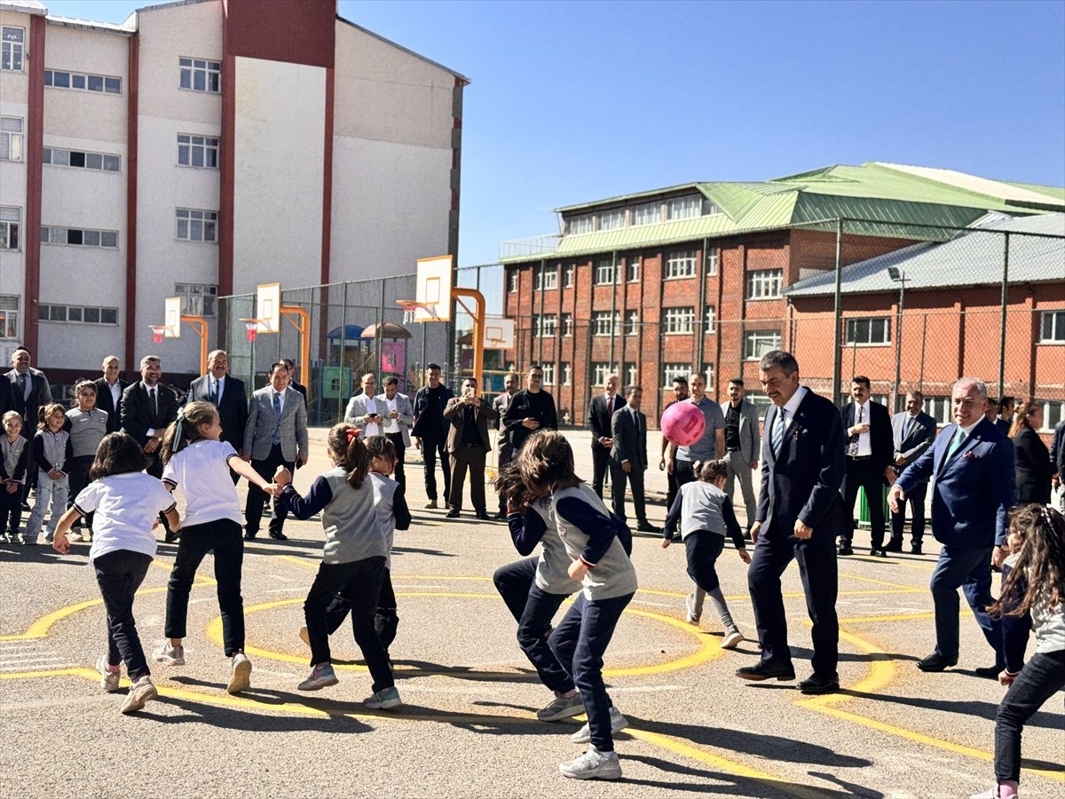 Çeşitli programlar için Erzurum'a gelen Milli Eğitim Bakanı Yusuf Tekin, Şehit Murat Ellik...