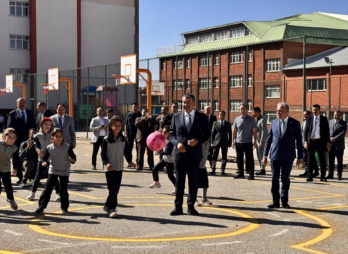 Çeşitli programlar için Erzurum'a gelen Milli Eğitim Bakanı Yusuf Tekin, Şehit Murat Ellik...