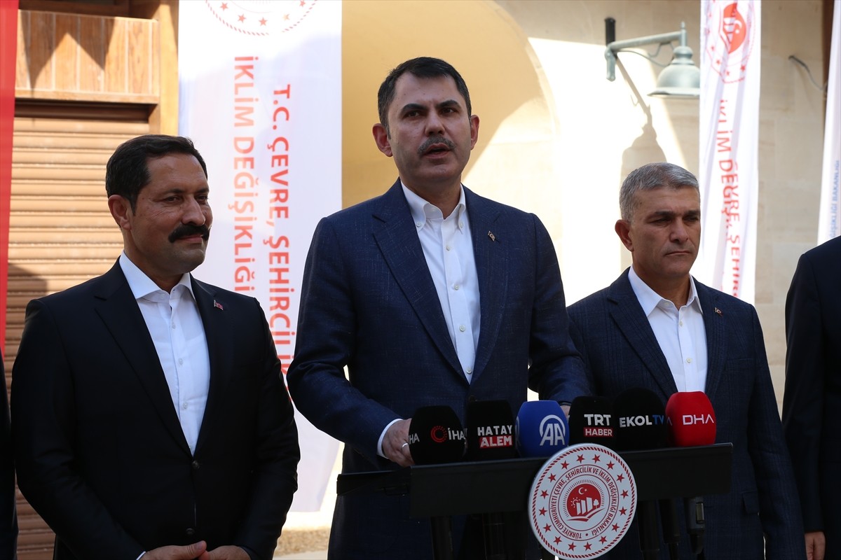 Çevre, Şehircilik ve İklim Değişikliği Bakanı Murat Kurum (sağ 4), Antakya'daki eski Uzun Çarşı ve...