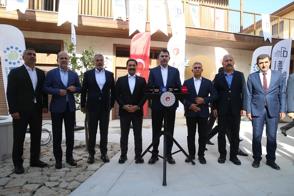 Çevre, Şehircilik ve İklim Değişikliği Bakanı Murat Kurum (sağ 4), Antakya'daki eski Uzun Çarşı ve...