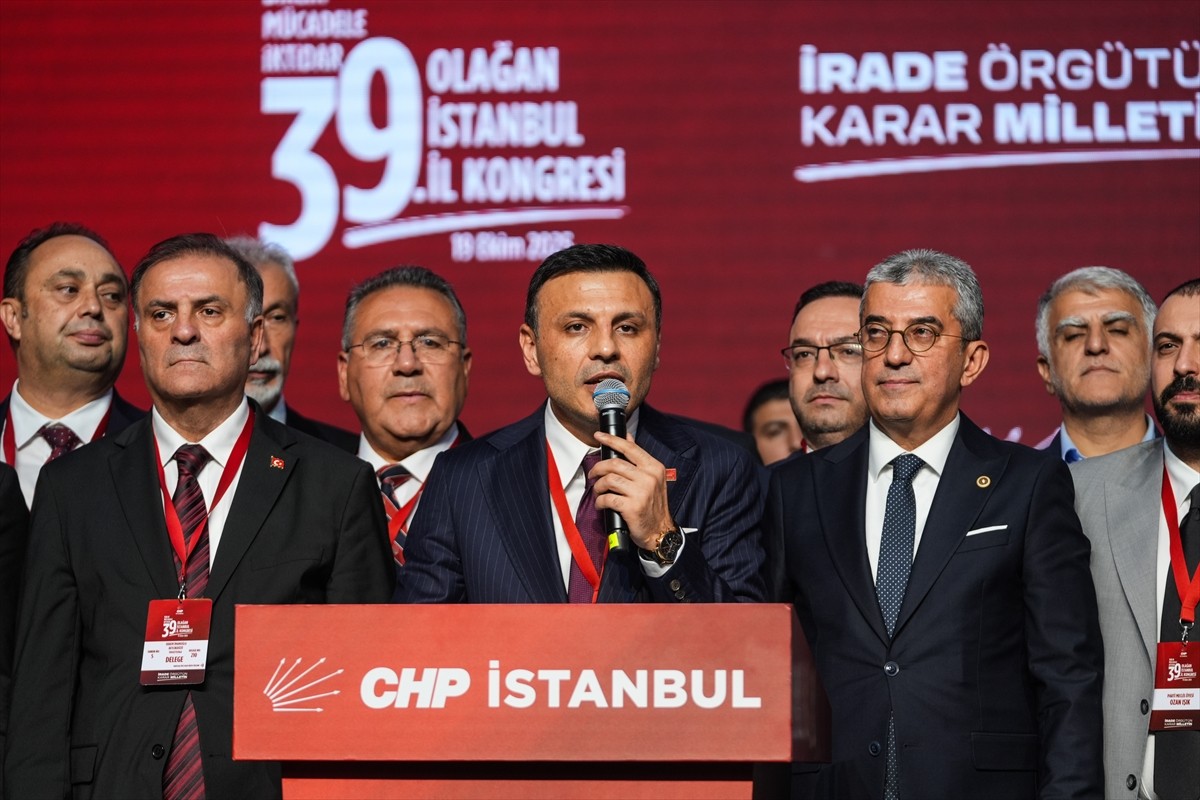 CHP 39. Olağan İstanbul İl Kongresi'nde, seçime tek aday olarak giren Özgür Çelik yeniden il...
