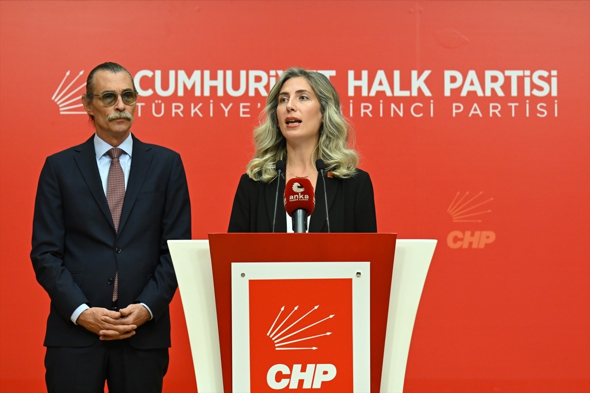 CHP Genel Başkan Yardımcısı Gülşah Deniz Atalar (sağda), Etimesgut Belediye Başkanı Erdal...