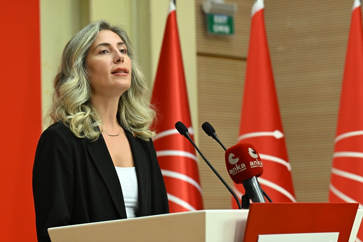 CHP Genel Başkan Yardımcısı Gülşah Deniz Atalar (sağda), Etimesgut Belediye Başkanı Erdal...