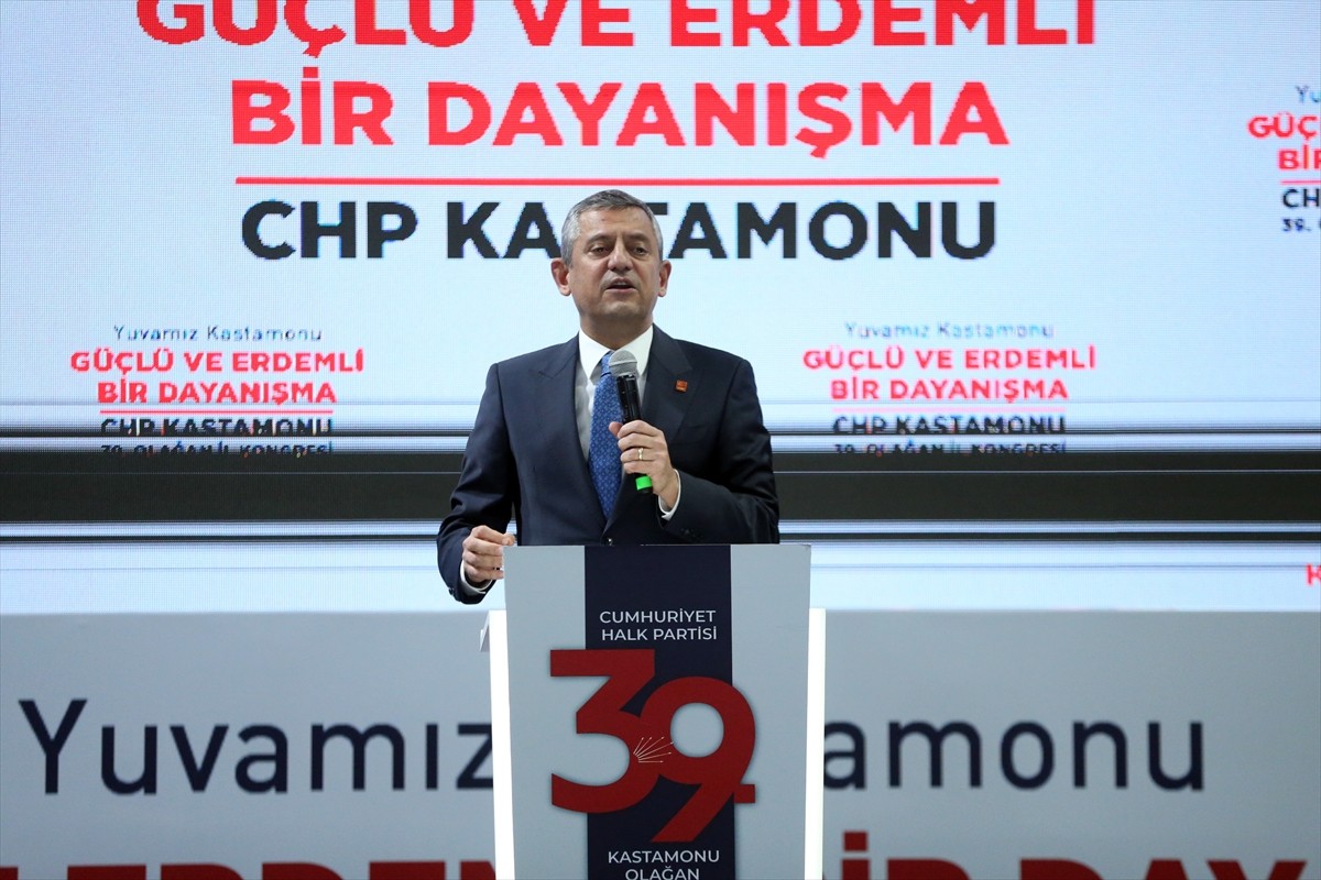 CHP Genel Başkanı Özgür Özel, Atatürk Spor Salonu'nda gerçekleştirilen partisinin 39. Olağan...