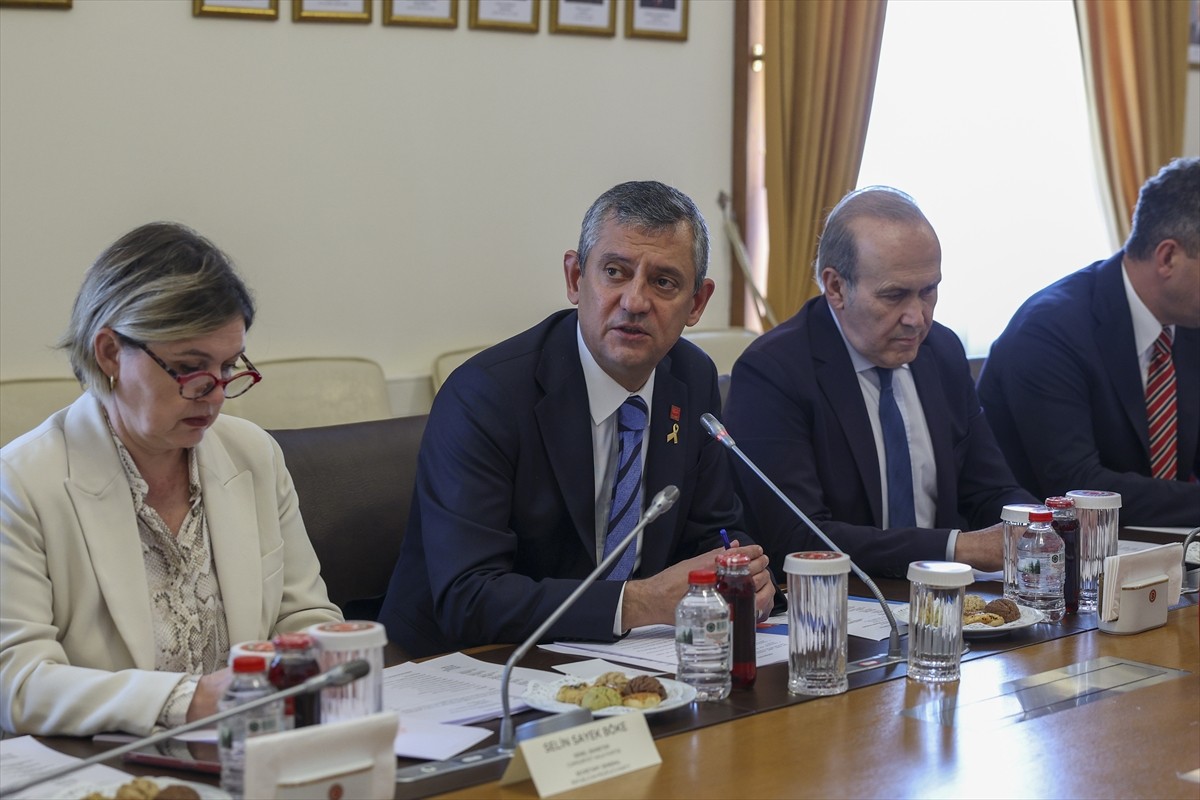  CHP Genel Başkanı Özgür Özel, Finlandiya Parlamentosu Dışişleri Komisyonu Başkanı Johannes...