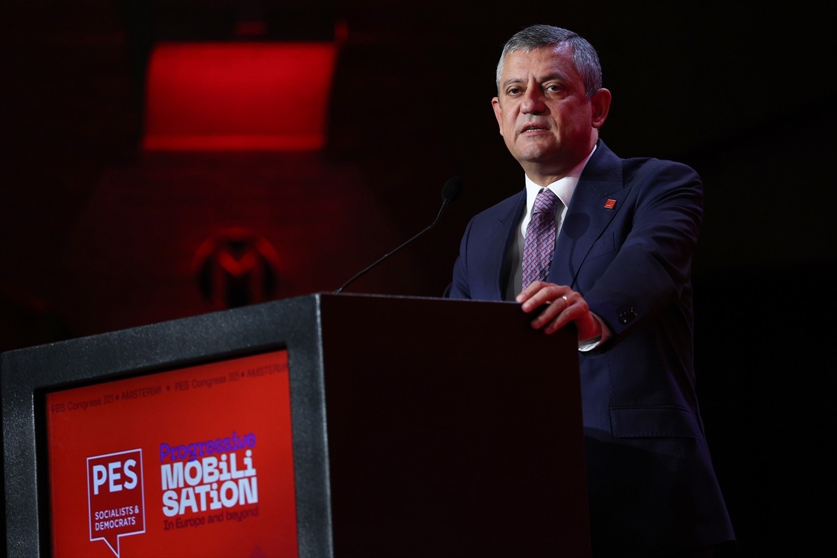 CHP Genel Başkanı Özgür Özel, Hollanda'nın başkenti Amsterdam'da düzenlenen Avrupa Sosyalist...