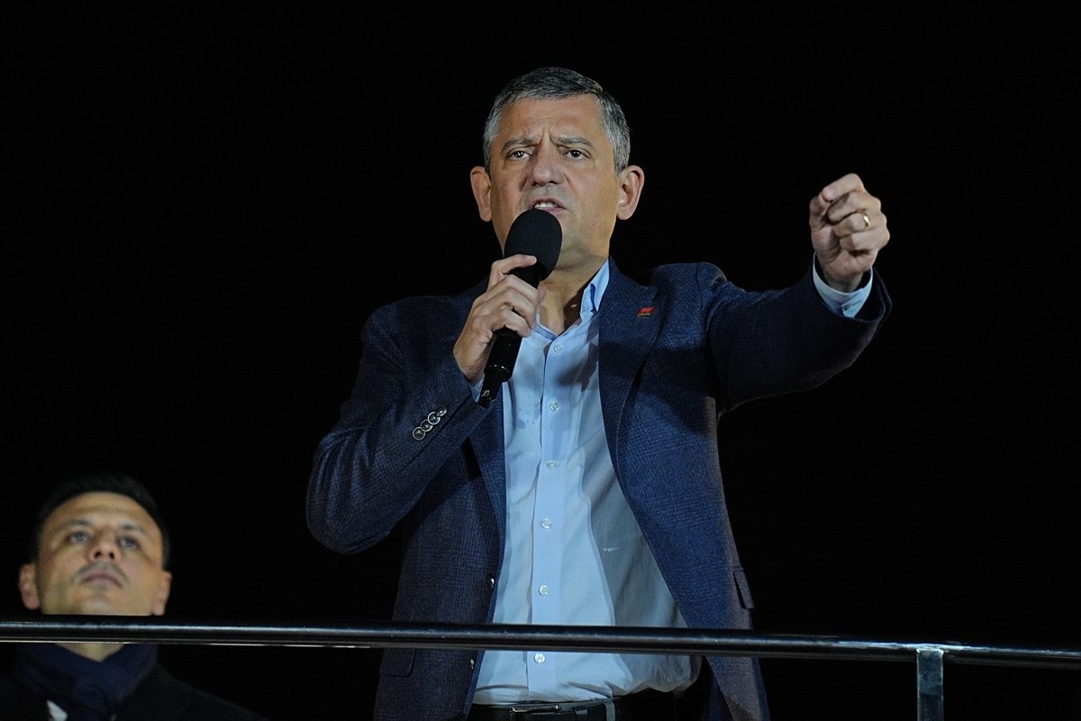 CHP Genel Başkanı Özgür Özel, İstanbul Büyükşehir Belediyesine (İBB) yönelik yolsuzluk ve terör...