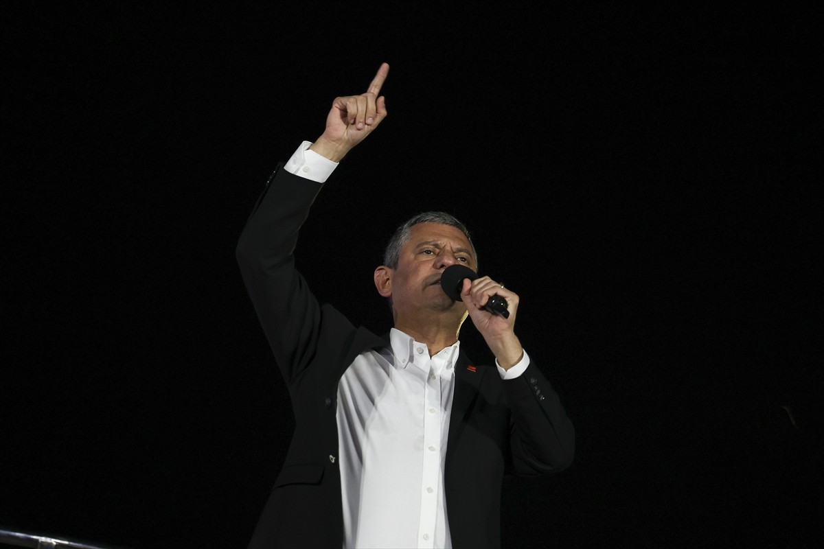 CHP Genel Başkanı Özgür Özel, İstanbul Büyükşehir Belediyesine (İBB) yönelik yolsuzluk ve terör...