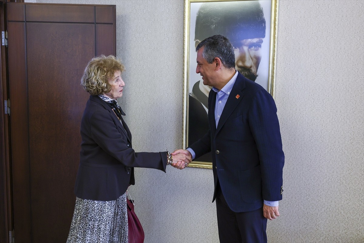 CHP Genel Başkanı Özgür Özel, partiye üye olan yazar Ayşe Kulin'i kabul etti.