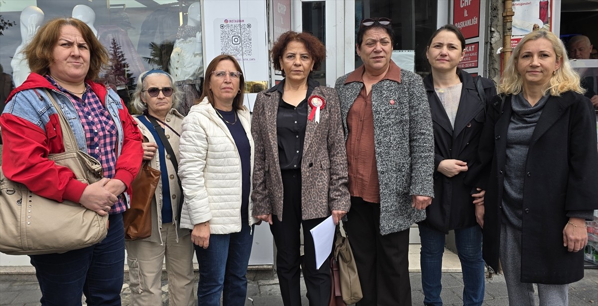 CHP Zonguldak Merkez İlçe Kadın Kolları Başkanı Zehra Sekme (ortada) ve 9 yönetim kurulu üyesi...
