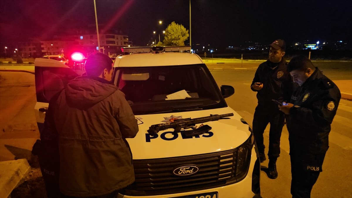 Çorum'da iki grup arasında çıkan bıçaklı silahlı kavgada 3 kişi yaralandı. İhbar üzerine olay...