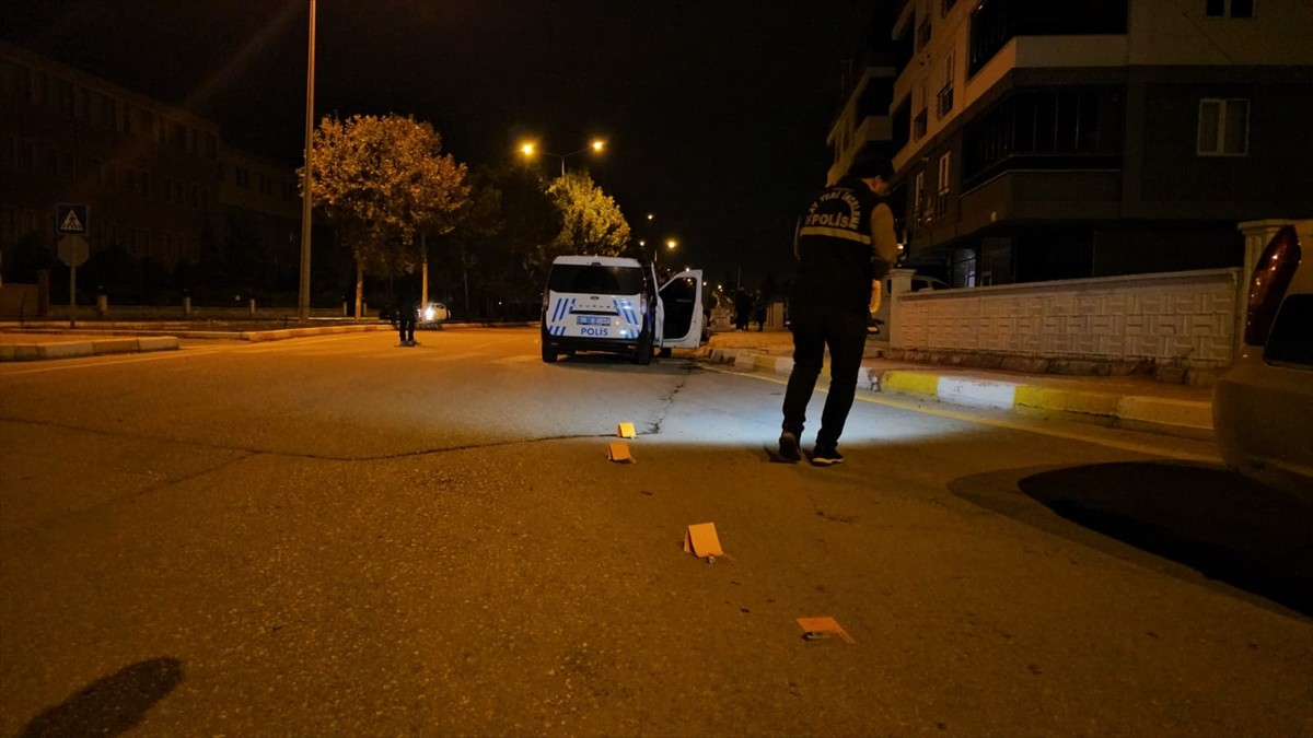 Çorum'da iki grup arasında çıkan bıçaklı silahlı kavgada 3 kişi yaralandı. İhbar üzerine olay...