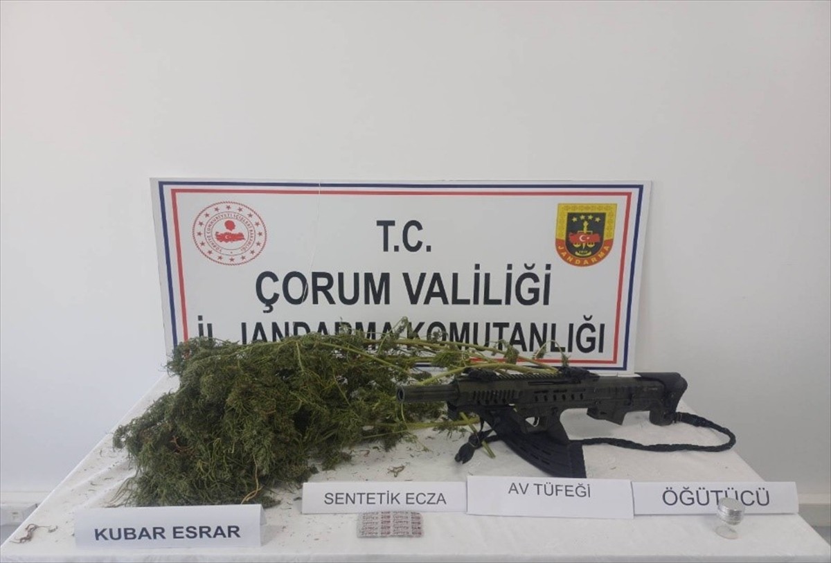 Çorum'da jandarma ekiplerince uyuşturucu kullandığı iddiasıyla 8 kişi gözaltına alındı....