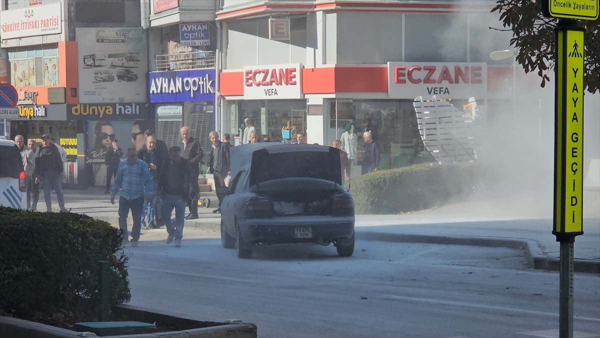 Çorum'da seyir halindeki otomobilde çıkan yangın çevredekiler tarafından söndürüldü.