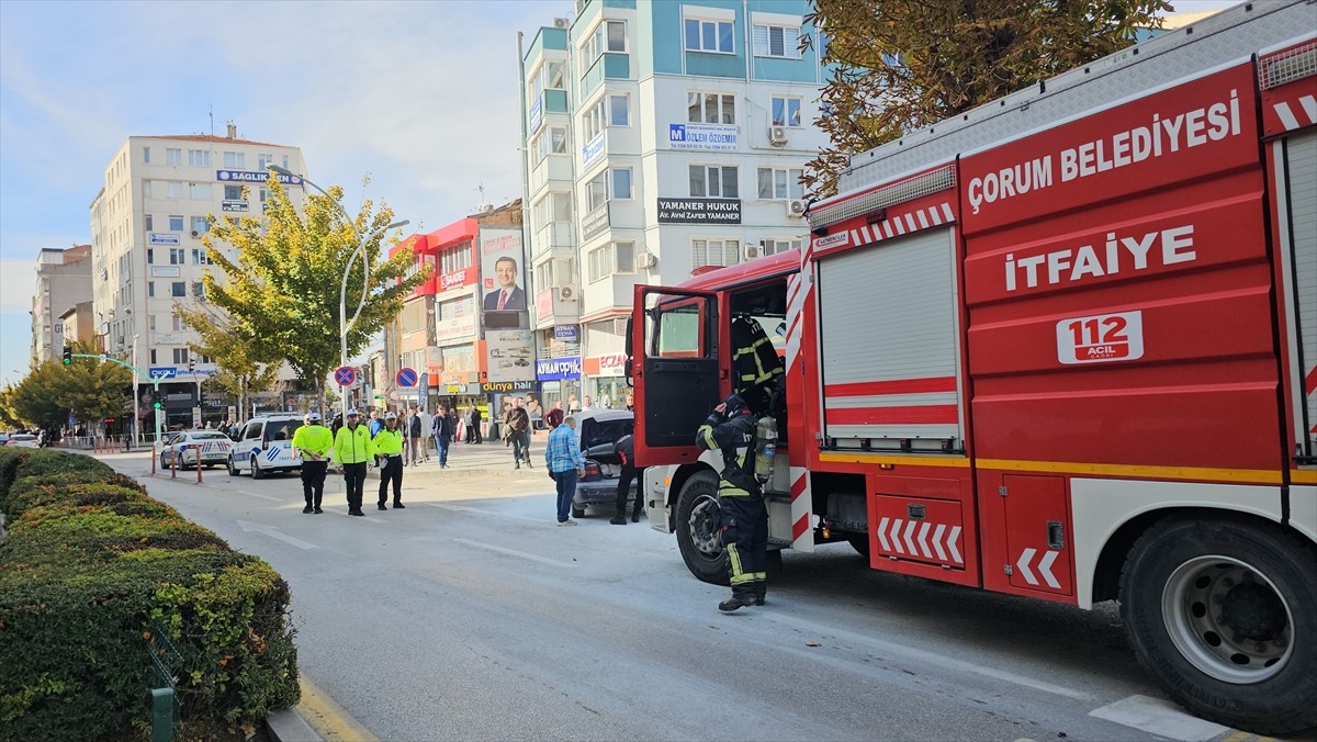 Çorum'da seyir halindeki otomobilde çıkan yangın çevredekiler tarafından söndürüldü.