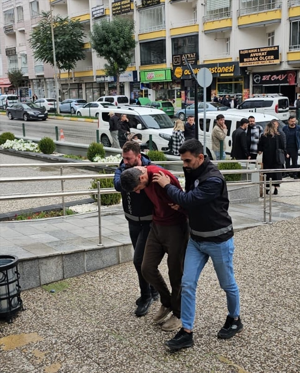 Çorum'da tüfekle ateş ederek babasını öldüren Murat Yılmaz tutuklandı.