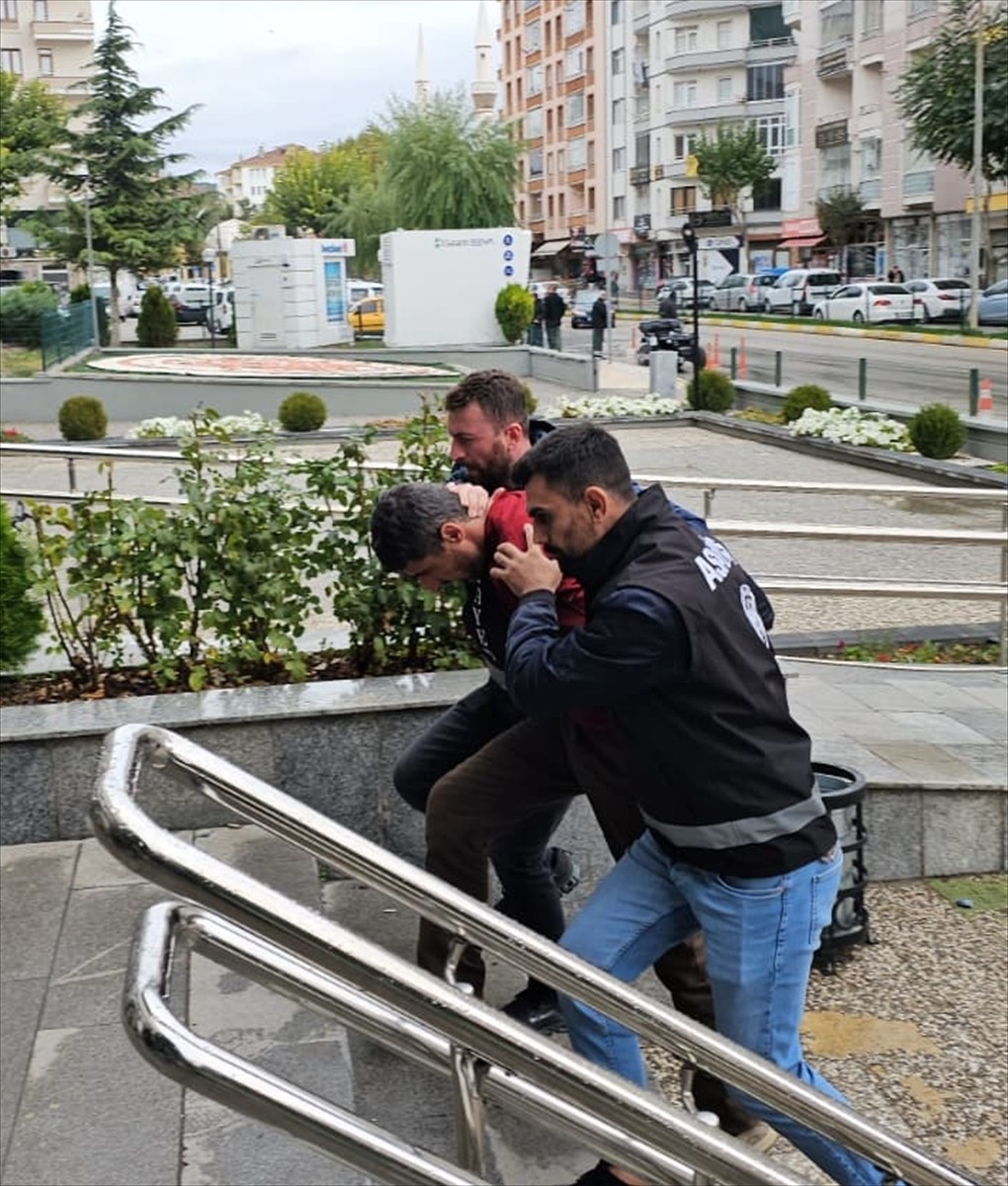 Çorum'da tüfekle ateş ederek babasını öldüren Murat Yılmaz tutuklandı.