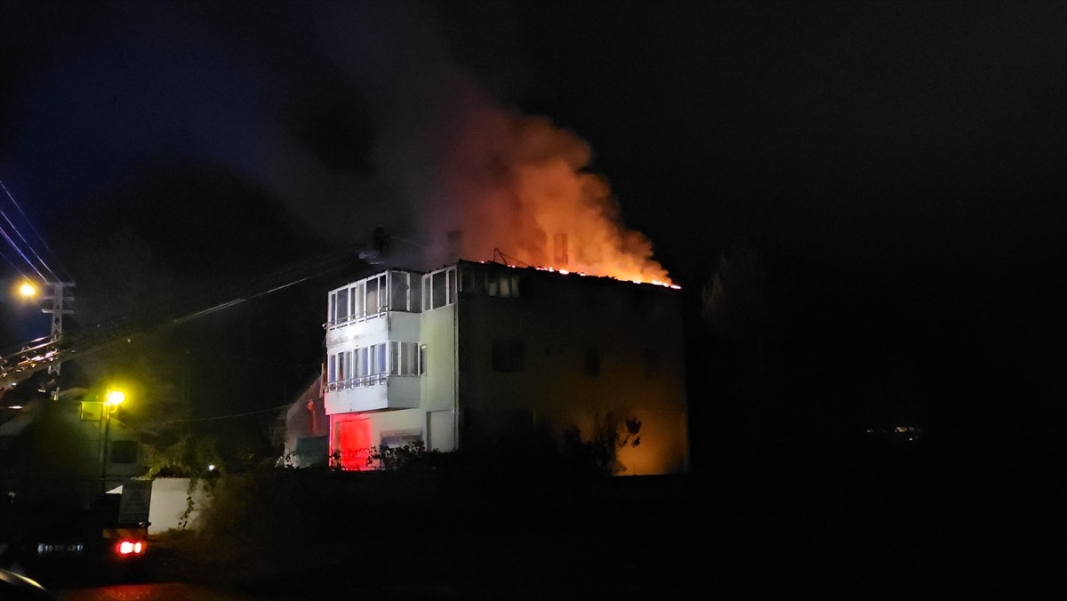 Çorum'da yıldırım isabet etmesi sonucu iki katlı evde çıkan yangın, itfaiye ekiplerince...