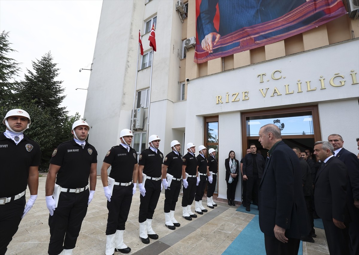 Cumhurbaşkanı Recep Tayyip Erdoğan, Rize Valiliğini ziyaret etti.