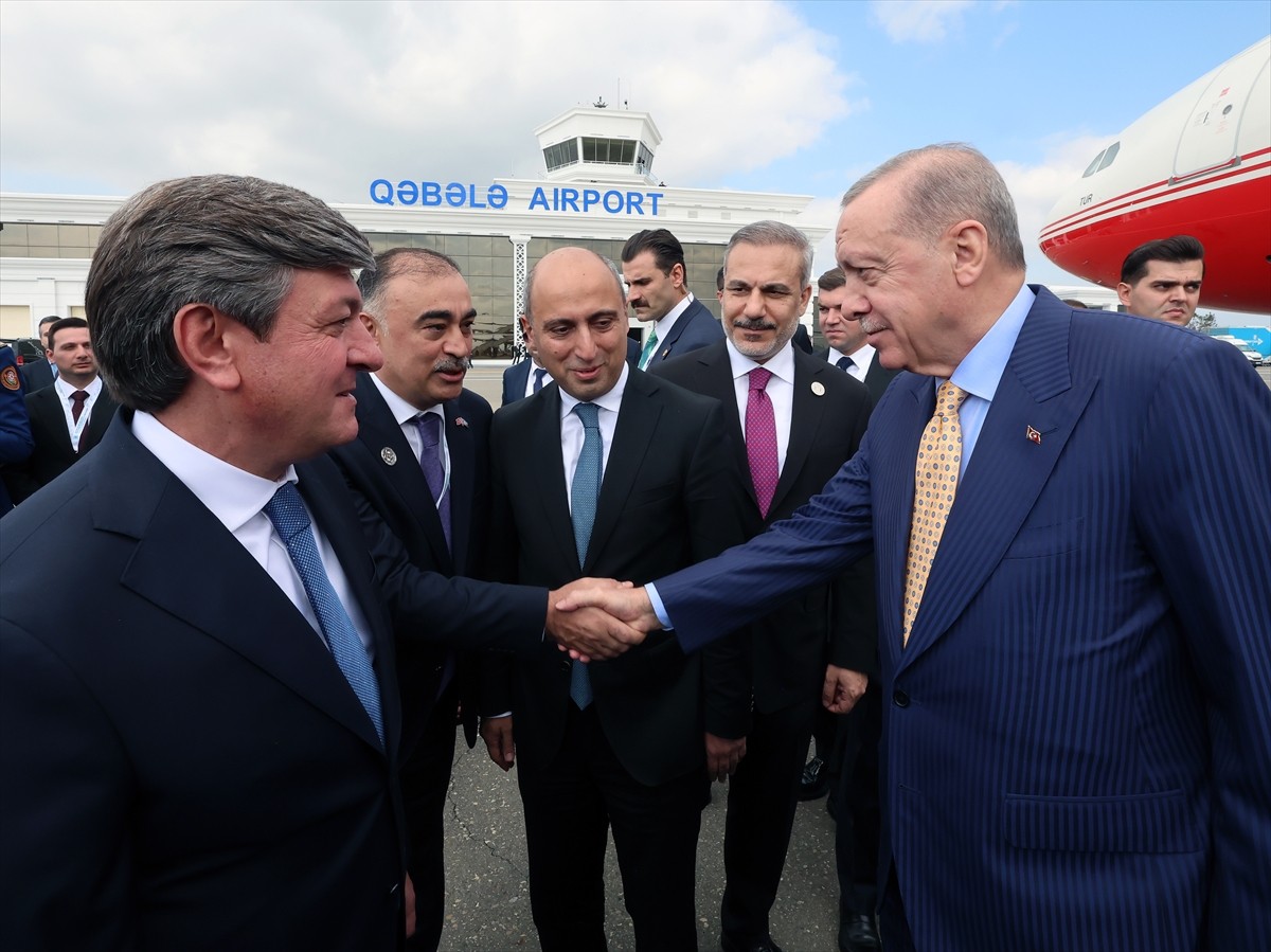 Cumhurbaşkanı Recep Tayyip Erdoğan (sağda), Türk Devletleri Teşkilatı 12. Zirvesi'ne katılmak...