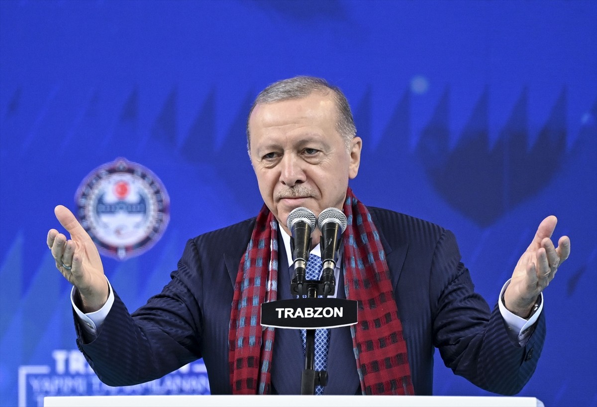 Cumhurbaşkanı Recep Tayyip Erdoğan, Trabzon’da Hayri Gür Spor Salonu'nda düzenlenen, yapımı...