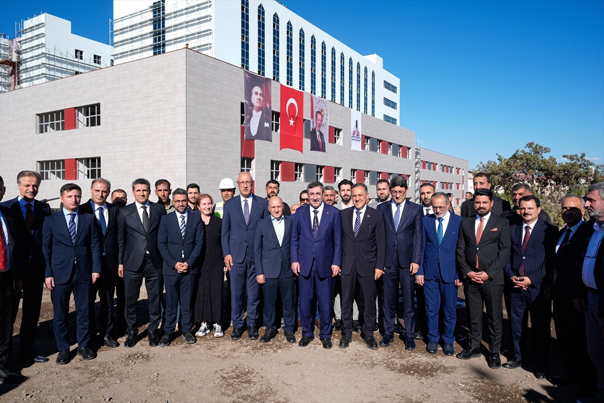 Cumhurbaşkanı Yardımcısı Cevdet Yılmaz, çeşitli temaslarda bulunmak üzere  Bingöl’e geldi. Yılmaz...