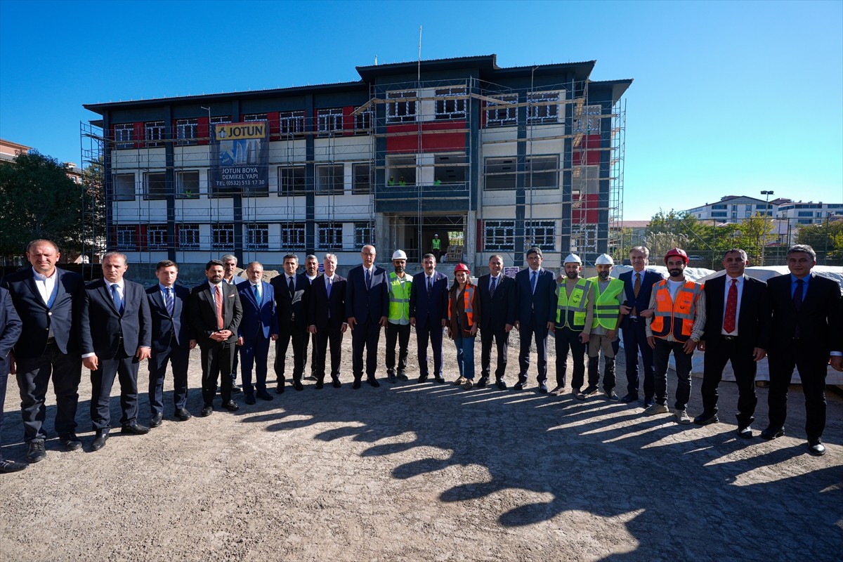 Cumhurbaşkanı Yardımcısı Cevdet Yılmaz, çeşitli temaslarda bulunmak üzere  Bingöl’e geldi. Yılmaz...