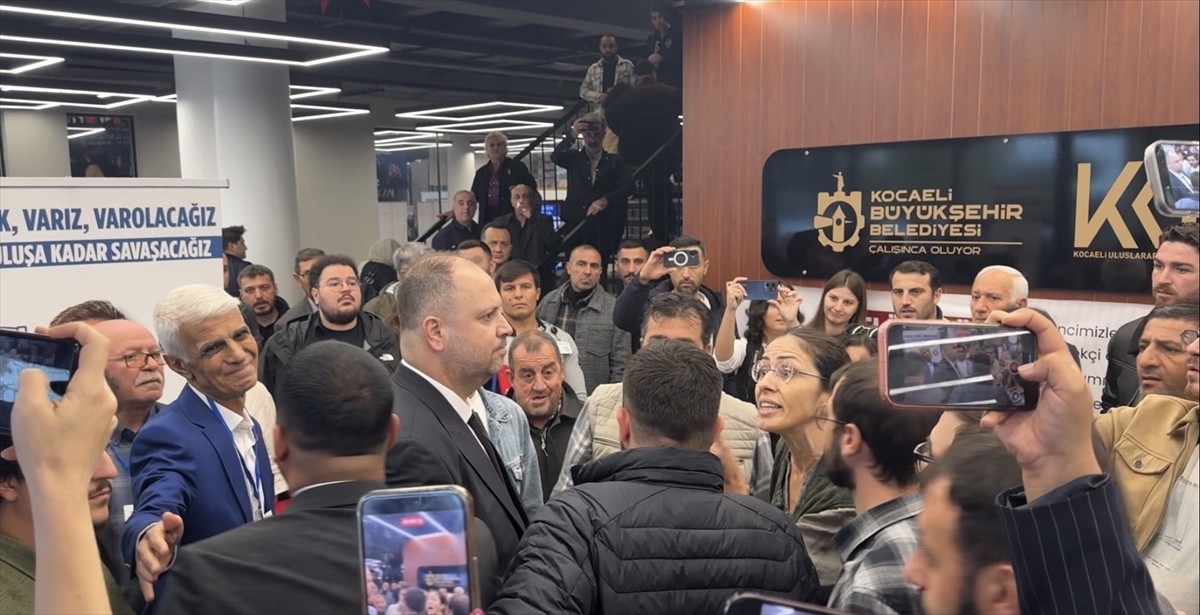 Cumhuriyet Halk Partisi (CHP) Kocaeli İl Başkanlığının 39. Olağan Kongresi'nde bir partiliyle...