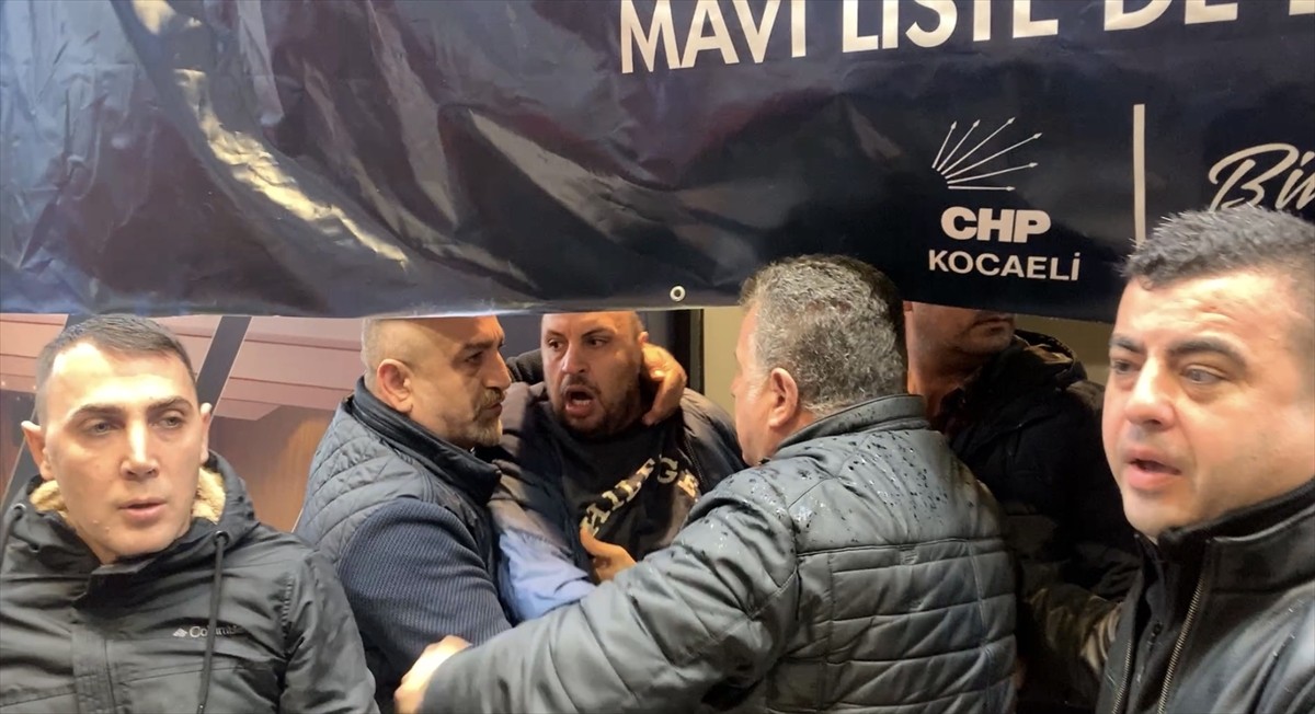 Cumhuriyet Halk Partisi (CHP) Kocaeli İl Başkanlığının 39. Olağan Kongresi'nde bir partiliyle...